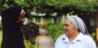 Bagaimana Sikap Wanita Muslimah Terhadap Hukum Ghibah Atau Gosip?