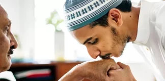 Berbakti pada Orang Tua yang Telah Meninggal, Ini Cara yang Bisa Dilakukan berbakti pada orang tua sampai akhir hayat