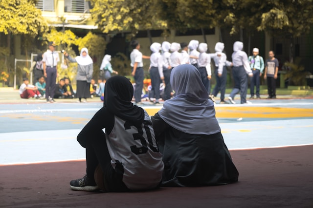 bergaul dengan orang yang memiliki sifat buruk
