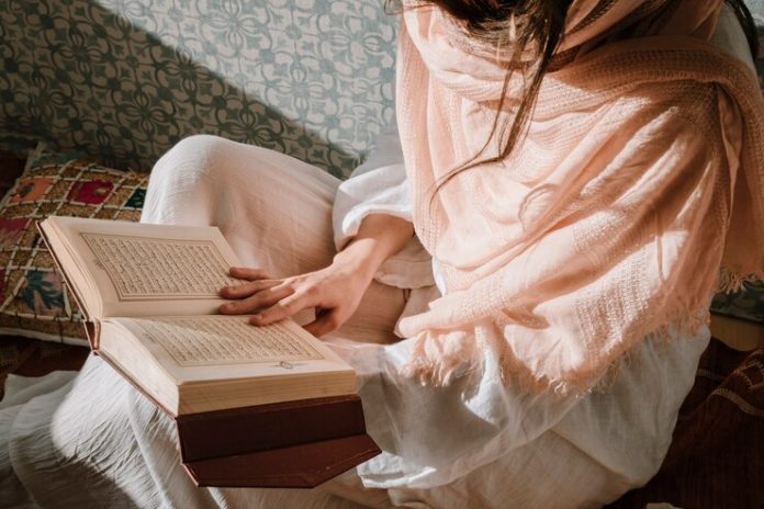 bolehkan wanita haid memegang Al Qur’an terjemahan