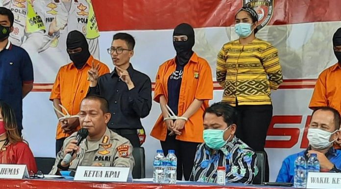 Cynthiara Alona adalah
