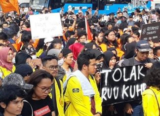 Bagaimana Islam Memandang Aksi Demo Warga Madura? demo warga madura