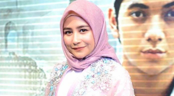 Dress terbuka Prilly Latuconsina