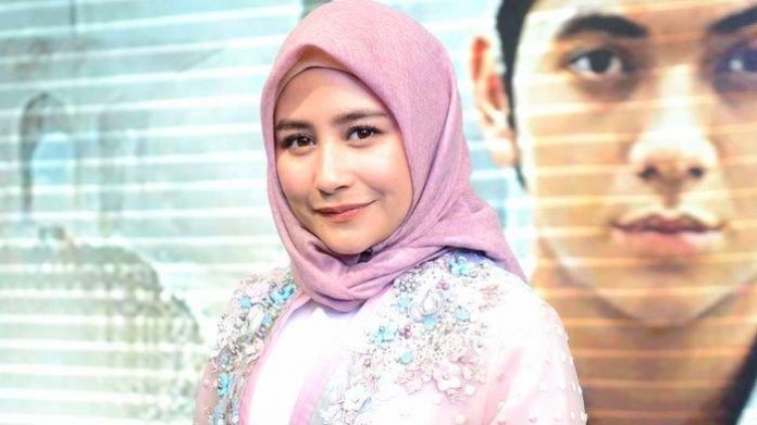 Dress terbuka Prilly Latuconsina