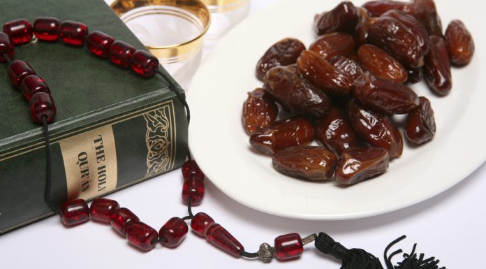 dunia islam berpuasa yang merupakan satu ibadah orang islam akan menjauhkan hamba Allah dari api neraka selama 70 musim