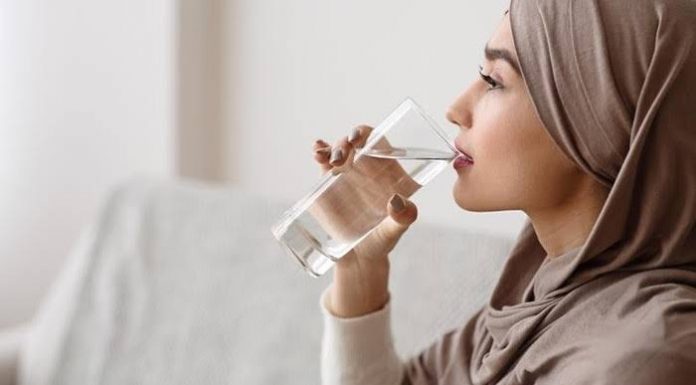 Es Teh Vs Air Putih, Mana yang Lebih Utama untuk Berbuka? Es Teh Vs Air Putih