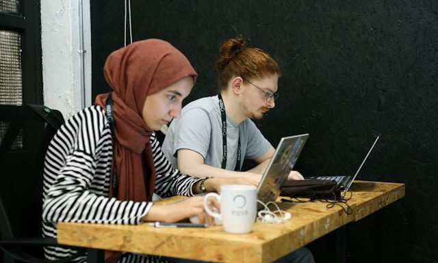 etika berpakaian sopan di tempat kerja