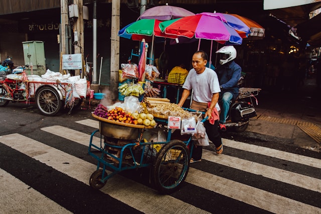 evan-krause-p_owhk1VIl0-unsplash jual beli saat adzan Jumat