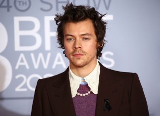 Falling Harry Styles, Labuhkan Cinta di Waktu yang Tepat Falling Harry Styles