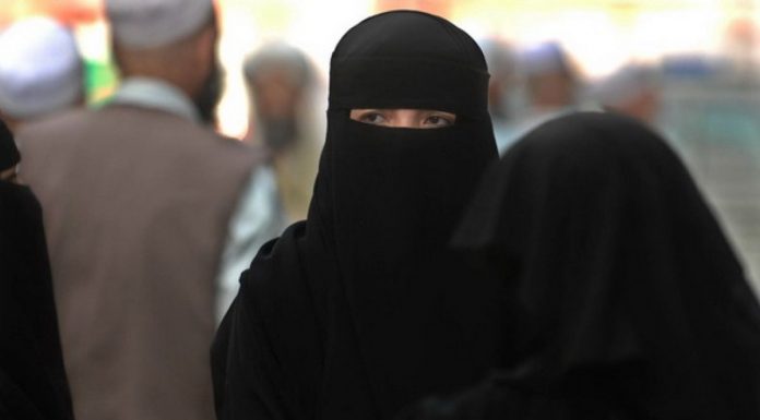 fungsi berpakaian menurut QS Al A'raf 7 26 adalah untuk