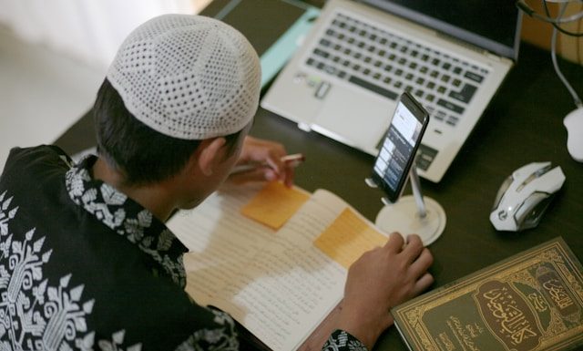hakikat ilmu yang bermanfaat