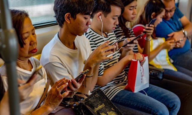 Hikmah Adab Bermedia Sosial Menurut Islam, Sobat Pasti Tahu hikmah adab bermedia sosial