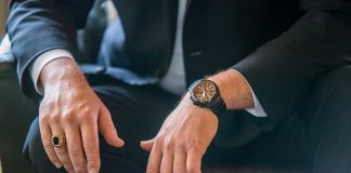 hukum laki-laki memakai emas