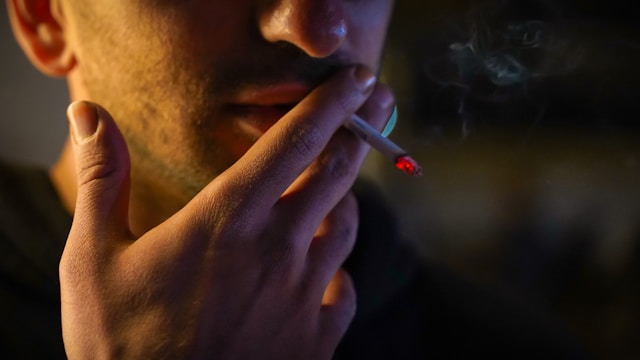 hukum membuang puntung rokok di jalan