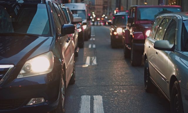 Hukum Menerobos Lampu Merah dalam Keadaan Terburu-buru hukum menerobos lampu merah