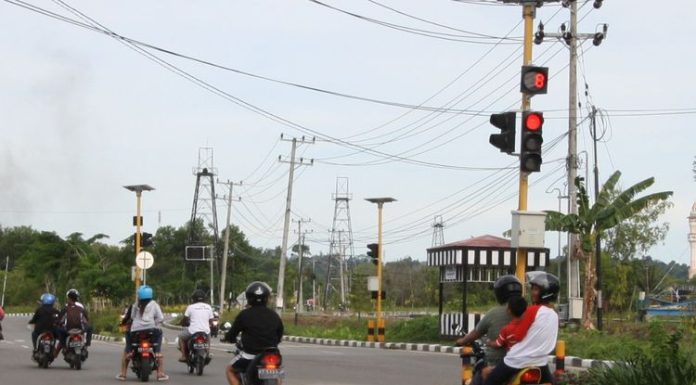 hukum menerobos lampu merah