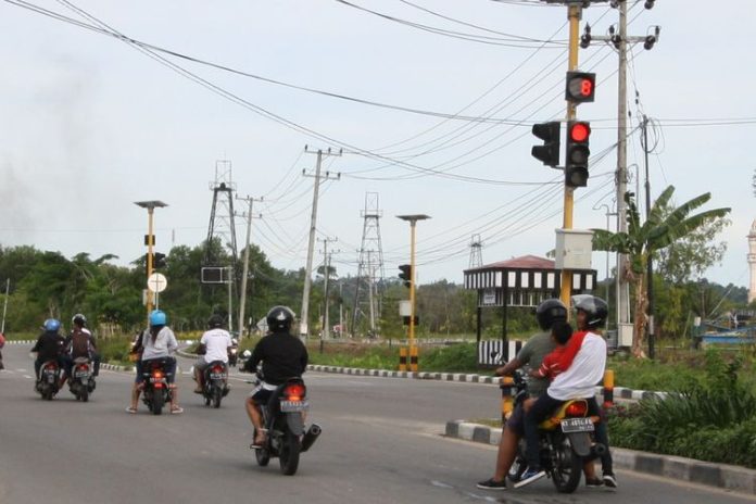hukum menerobos lampu merah