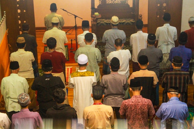 hukum mengikuti imam yang salah