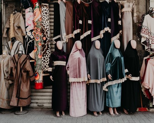 hukum pakaian sutra bagi perempuan