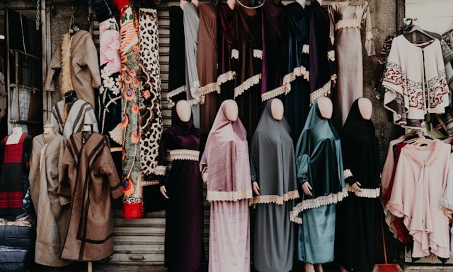 hukum pakaian sutra bagi perempuan