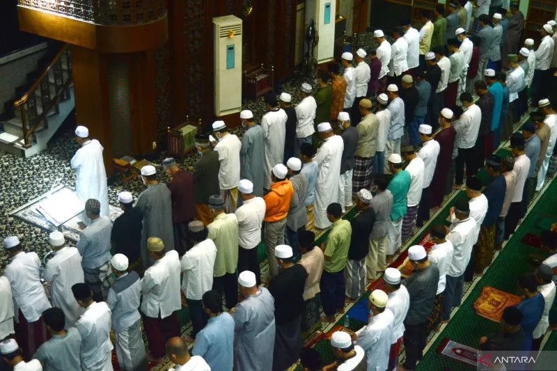 Hukum shalat Jumat di 2 masjid yang berdekatan