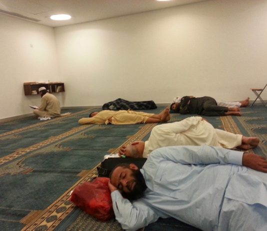 hukum tidur di dalam masjid