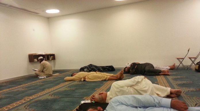 hukum tidur di dalam masjid
