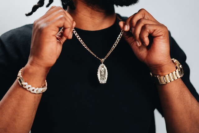 hukum pria memakai kalung titanium