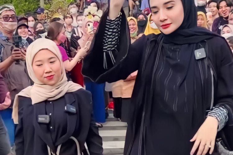 Jeje marah di kerumunan