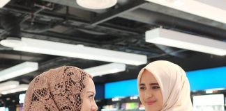 bersikap ramah dan lemah lembut kepada sesama