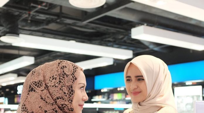 bersikap ramah dan lemah lembut kepada sesama