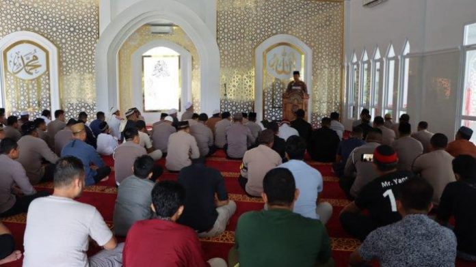 larangan saat khatib sedang berkhotbah