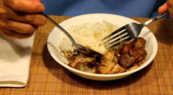 Haruskah Makan dengan Sendok atau Menggunakan Tangan? makan dengan sendok