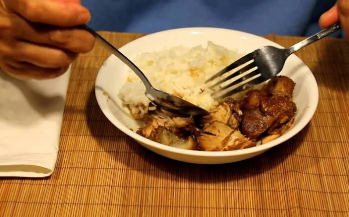 makan dengan sendok