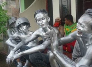 Manusia Silver, Pilihan Jalan Untuk Bertahan Hidup Manusia Silver