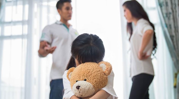 memarahi istri di depan anak
