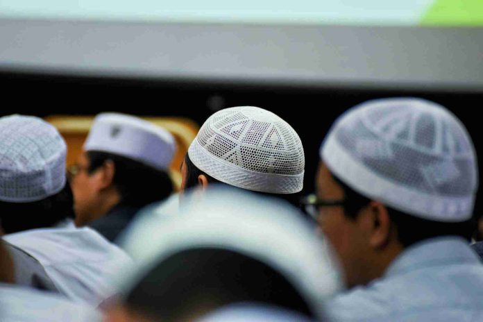 memilih pemimpin non muslim