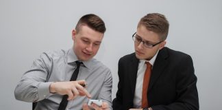 Mencari Muka di Depan Atasan, Apakah Sikap yang Tidak Terpuji? mencari muka di depan atasan