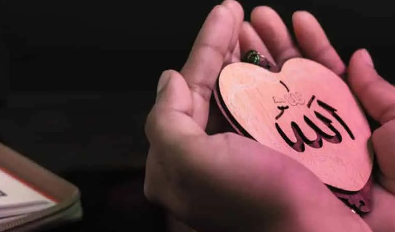 mengagungkan Allah SWT dengan tunduk pada perintahNya