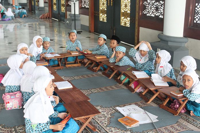 mengajarkan pemahaman tentang akhirat 2 Mengajarkan pemahaman tentang akhirat