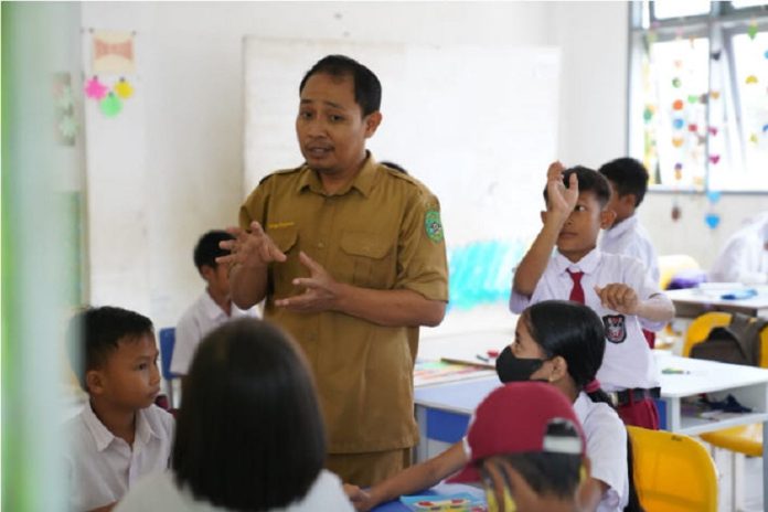 mengapa-kita-harus-hormat-dan-patuh-kepada-guru mengapa kita harus hormat dan patuh kepada guru