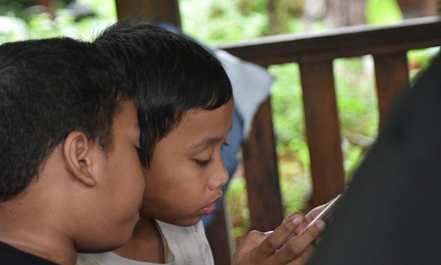mengatur waktu screen time untuk anak