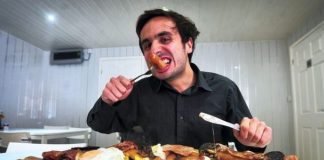 mengelola nafsu makan berlebih saat berbuka puasa