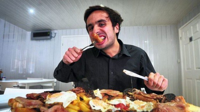 mengelola nafsu makan berlebih saat berbuka puasa