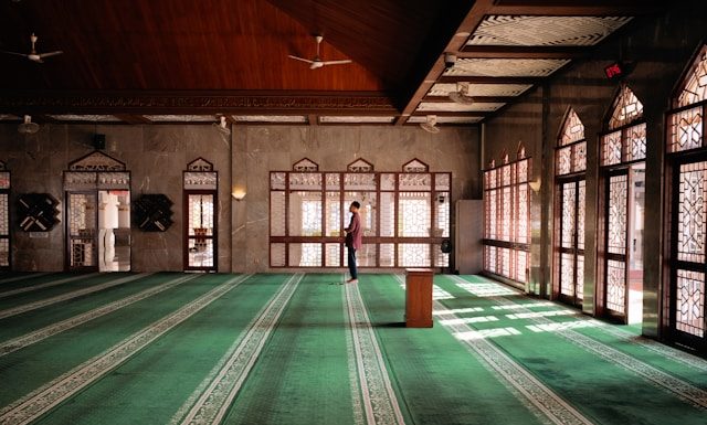 menjaga kebersihan masjid dari sampah