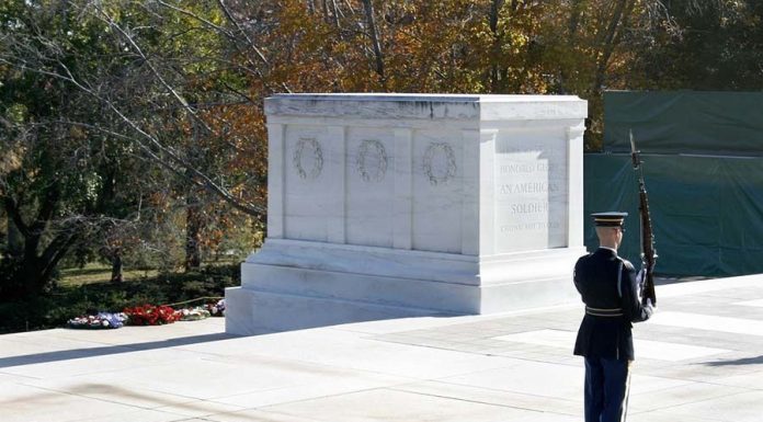 menjaga makam 7 hari 7 malam