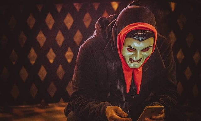 Jangan Menyindir Lewat Status, Ini Hukumnya dalam Islam menyindir lewat status
