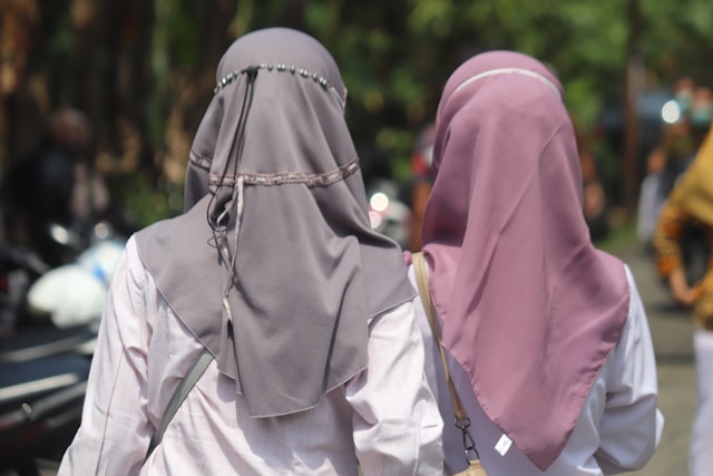 hukum memanggil sayang kepada teman