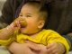nenek menyusui cucunya