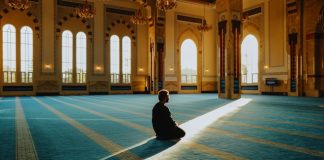 penyebab manusia jauh dari Islam